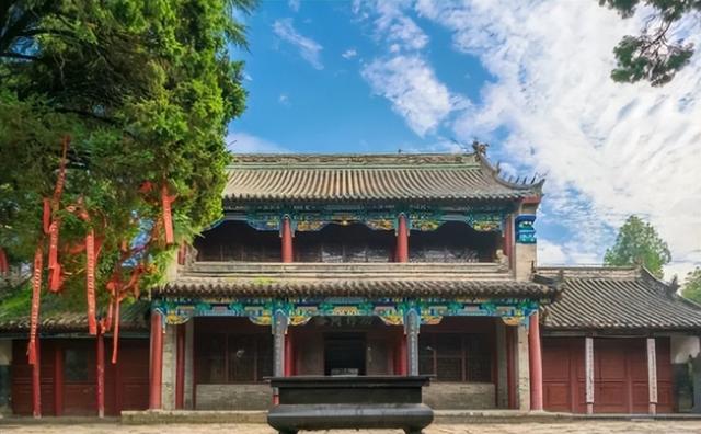 火葬场门口有一对联，上联：“早来晚来早晚都来”，下联真是绝了