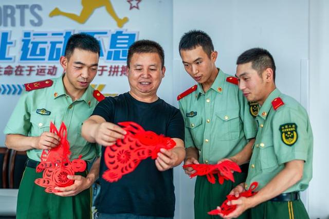 渭南市退役军人、社会文艺人士迎“八一 ” 进军营 退役不忘军旅情