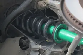 怪兽修车：整备一辆30万公里的丰田霸道LC150，完美恢复出厂状态图片