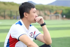 记得国足名宿曲波吗？21岁为国征战，娶高学历娇妻，如今身居要职图片