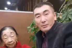 85岁的马玉琴，与小32岁老公跳“交谊舞”，网友：当心闪了老腰图片