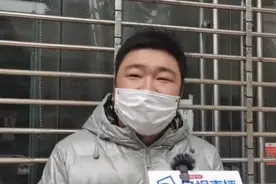 “撑伞市民”讲述参与武汉街头救人故事：两位医生才是真英雄，还有一把伞想还图片