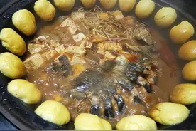不管炖啥鱼，只放葱姜蒜就错了，多放2味调料，鱼肉不腥入味好吃图片