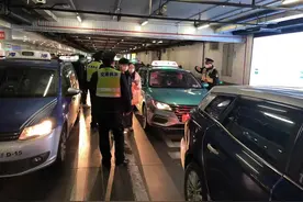 一个“车费翻倍”，一个“差点打人”！虹桥机场坐出租车，一家五口“夜惊魂”图片