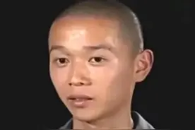 17岁少年目睹母亲被男人抱在怀里，他拿刀冲过去，随后微笑报警图片