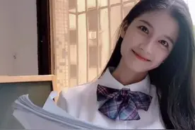 00后师范生穿JK在教室拍照，评论区一片骂声：姿势轻浮不配当老师图片