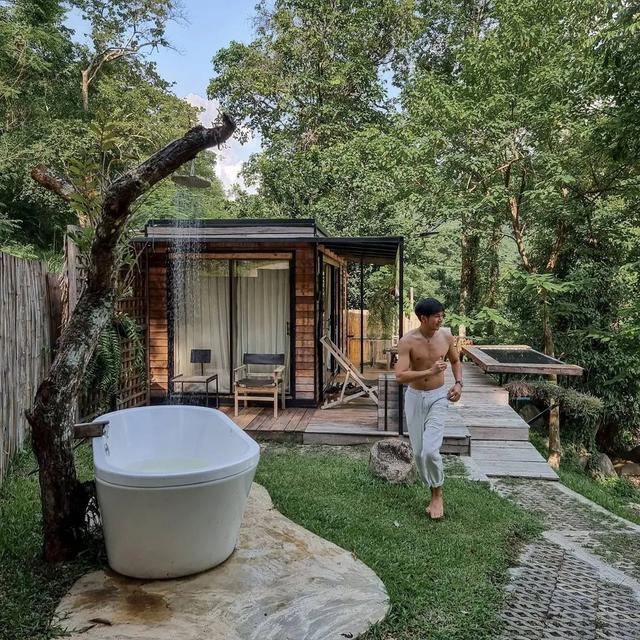Stay Wild & Cafe 在清迈瀑布附近设有木制小屋，非常适合逃离城市