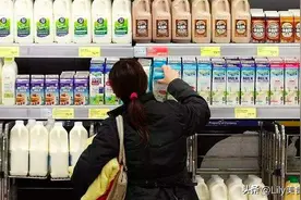 超市买牛奶时，要学会看配料表，认准“生牛乳”3字，选出好牛奶图片