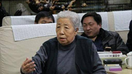 她是主席的妻子，15岁入党，如今依然健在，但很少出现在公众视野