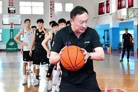 CBA大闹剧，教练对骂经理！刘维伟狂奔10米要干方俊，裁判拦不住图片
