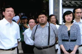 09年毛主席嫡孙替爷爷回浙江寻根，谁料看到族谱时，发现名人众多图片