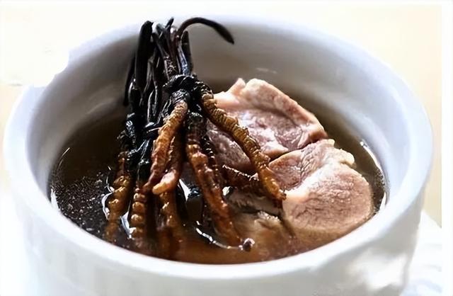 一年只有2个月挖采期的新鲜虫草陆续上市啦！1根鲜=3根干