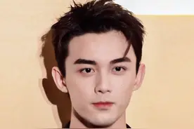 “暖男代表”吴磊：蹲地为谢依霖穿鞋，敬业到插氧气管录节目图片