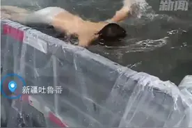 爸爸用车厢装1吨多水，为儿子打造泳池 : 孩子很高兴图片