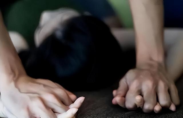 24岁男子强奸42岁邻居姐姐，小伙累倒，网友：分不清谁是受害者！