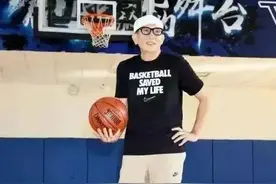 林青霞旧爱秦汉75岁，不驼背，没有胡子白花花，大长腿抢镜图片