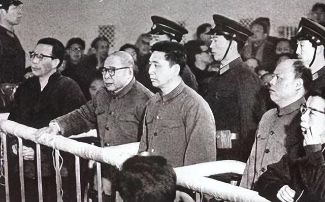 1976年，王洪文秘书突然发现不对劲，火速申请调离：这人要完蛋了