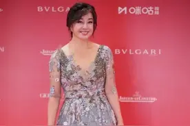 刘晓庆真是不服老，穿“仙女裙”浪漫减龄，奶奶辈还有玲珑曲线图片