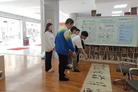 越南友人走进国门新时代文明实践中心感受中华书法文化之美图片