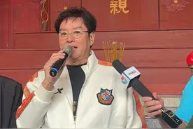 谭咏麟首度返广东老家祭祖，祖屋前留影颇感触，乡亲争相合照送礼图片