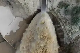 沿着河湖看新疆丨听见新疆·乌鲁瓦提水库开闸泄洪图片