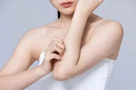一脱秋裤就“皮屑满天飞”，这究竟是皮肤病，还是皮肤过于干燥？图片