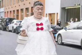 上海胖大妈50多岁扮嫩，留寸头穿萝裙，突然没有颜值，身材焦虑了图片