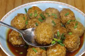 这才是肉丸子正确做法，鲜嫩多汁无腥味，咬一口全是肉，太香了图片