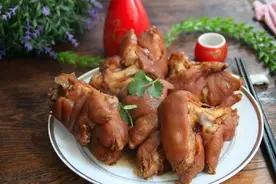 买猪蹄，要分清“前蹄”和“后蹄”，价格差不多，区别可不小图片