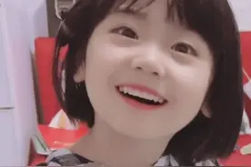 漂亮女孩被幼儿园同学表白要和她结婚，妈妈的回应很重要图片
