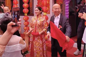 41岁巨兴茂办婚礼，新娘美貌出众，杨志刚现身称新郎没亿万身家图片