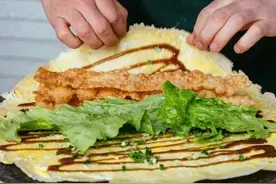 大妈摆摊卖煎饼果子，一月赚三万，抢钱呀图片