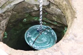 农村老人常说，打水井打到“阴河”水抽不完，真有“阴河”吗？图片