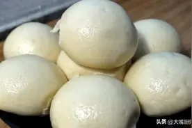 蒸馒头发面，别直接加酵母，教你一招，出锅膨松又多层，洁白香甜图片