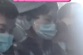 张柏芝带俩儿子逛街，14岁lucas身高超妈妈，三人互动亲密似朋友图片