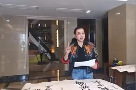 刘晓庆在家摘下假发变化大！素颜是普通奶奶，但看着舒服有气质！图片