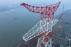 横跨长江输送电力，中国重磅工程，输电铁塔高耸入云，极为壮观图片
