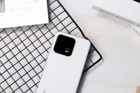 发现一个现象：手持两部手机的人，多数是一部iPhone配一部安卓机图片