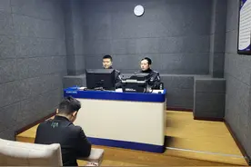 “戏精男子”一人分饰多角，诈骗女子200万！图片