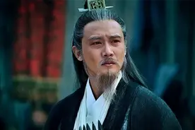 怪不得司马懿会撤兵，城楼上这两个书童，是整场空城计最大的疑点图片