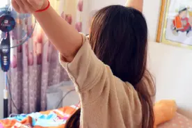 为何睡醒总是口干舌燥？不一定是水喝少了，警惕疾病预兆，别忽视图片