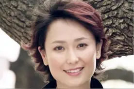 “第一青衣”左翎：59岁的她穿搭亮眼又减龄，妈妈们照穿很优雅图片