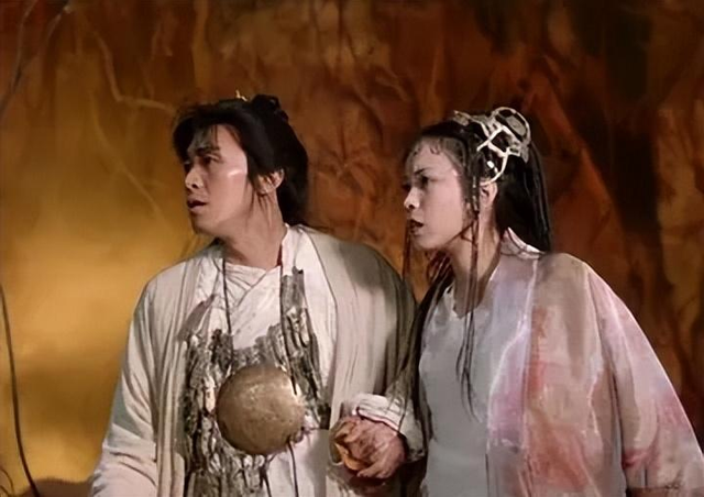 美女港星朱茵：住深山，一辆破车开26年，为何还要执意嫁给黄贯中