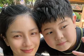 胡可晒与儿子合照，安吉小脸圆润发福明显，五官超像爸爸沙溢图片