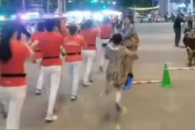 大妈“暴走团”踢飞儿童区护栏，愤怒之后是什么？图片