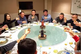 酒场应酬30年，广东身价过亿的老板酒桌谈论生意经，网友：高手图片