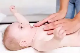 育儿小知识︱抚触这样做，宝宝更聪明！10张动图一次教会你~~图片