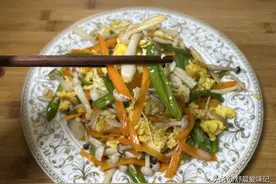 蟹味菇炒鸡蛋原来这么好吃，鲜上加鲜，好吃开胃，很下饭的快手菜图片