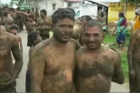 印度奇葩节日牛粪节，数千人涌上街头互扔牛粪祈福图片