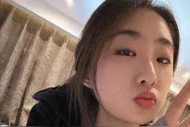 花滑美女陈虹伊变身老司机，高颜值身材傲人，趴床上对镜头嘟嘟嘴图片